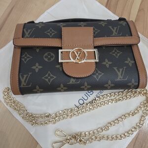 Elegant Brown Crossbody Bag with Chain Strap